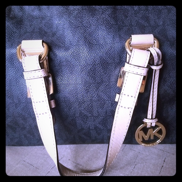 Michael Kors Handbags - Michael Kors Handbag satchel style Michael Kors Handbags - Michael Kors Handbag satchel style